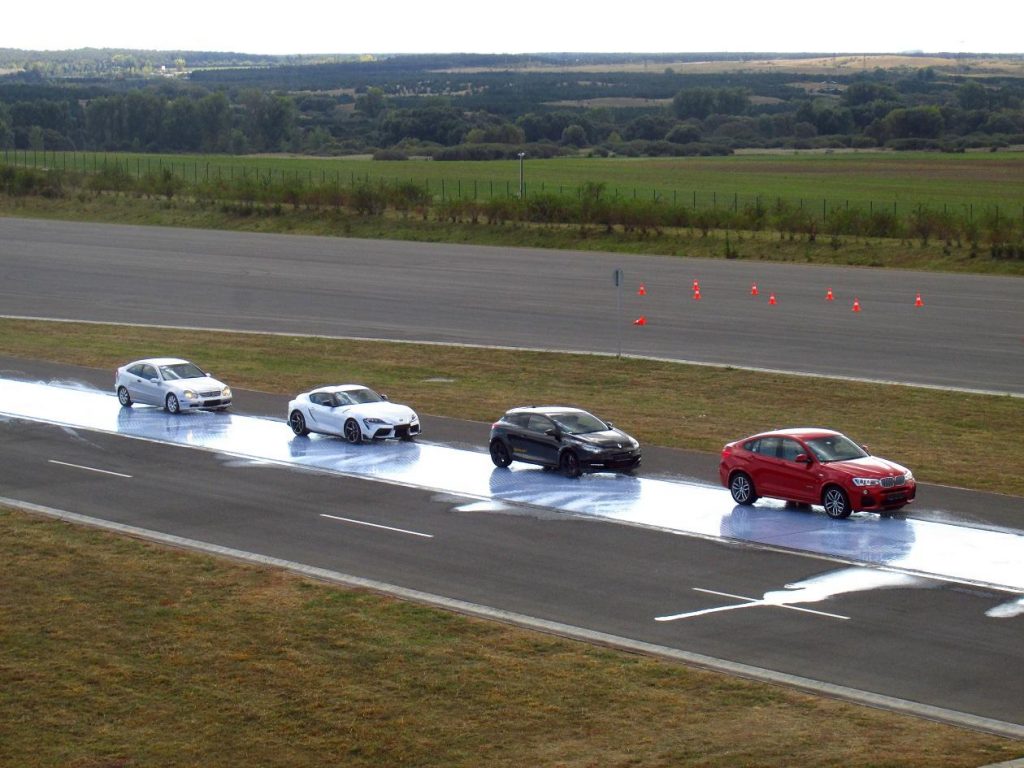 A tesztelt autók felsorakoznak a kerámiapályán.