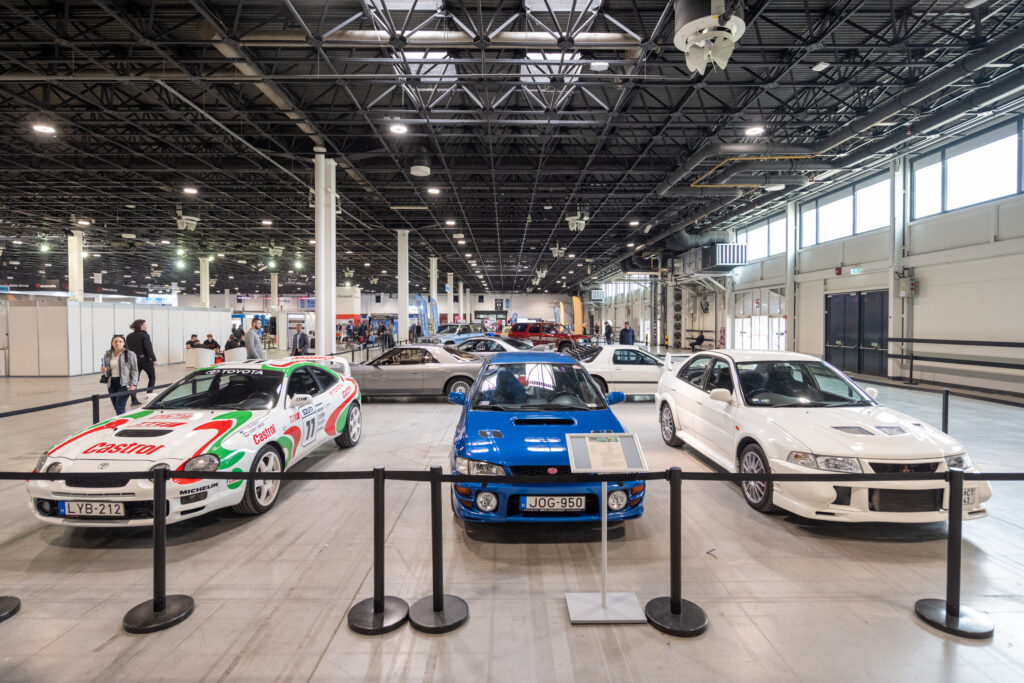 AUTOMOTIVE HUNGARY 2026 – Nemzetközi járműipari beszállítói szakkiállítás standja, kiállított autókkal - Ipari Expo