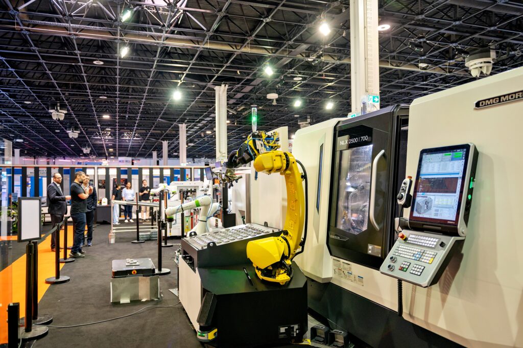 MACH-TECH és IPAR NAPJAI kiállítás standja robotikai kiállítóval