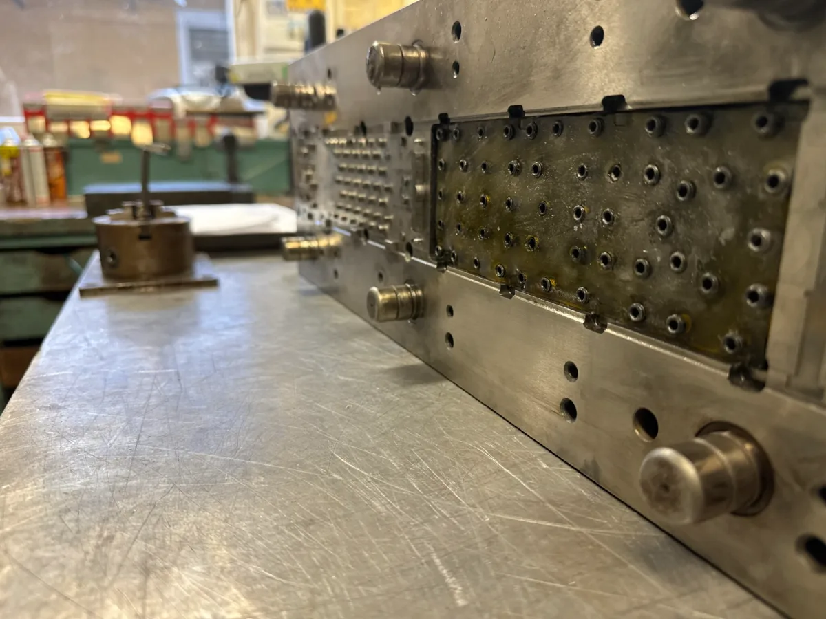 Egyedi berendezések és munkaállomások gyártása